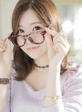 メガネが似合う知的美女の秋の装い