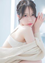 水着で初グラビア！期待の大型新人登場！