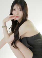 黒髪なびく色白美人、品格あるドレスコーデ