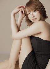 ドレスが引き立てる、凛とした美貌。
