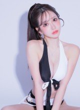 モードに香る、艶やかな存在感。