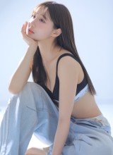 元アスリートの美ボディ。スポブラ×デニムで魅せる。