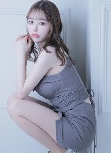 透き通るような白肌美女のドレスグラビア!