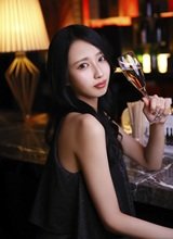 夜を彩る魅惑的な美女