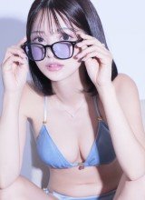 夏の余韻残す、ビキニグラビア