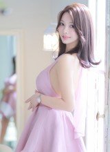 甘く、軽やかに。見惚れるドレスグラビア。