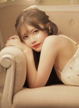 グラビア初登場！見惚れる横顔と曲線。