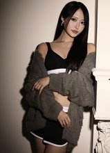 黒髪美女の綺麗目部屋着ショット