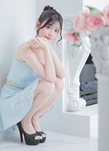 愛らし系美女がドレスで魅せる色気					