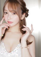 純白ドレスが似合う美麗キャスト！