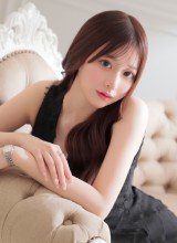 黒ドレスに上品な余韻漂わせる美女！