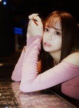 ラグジュアリー空間で際立つ、美貌と色気。
