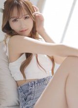 ボディライン映えるデニム美女!