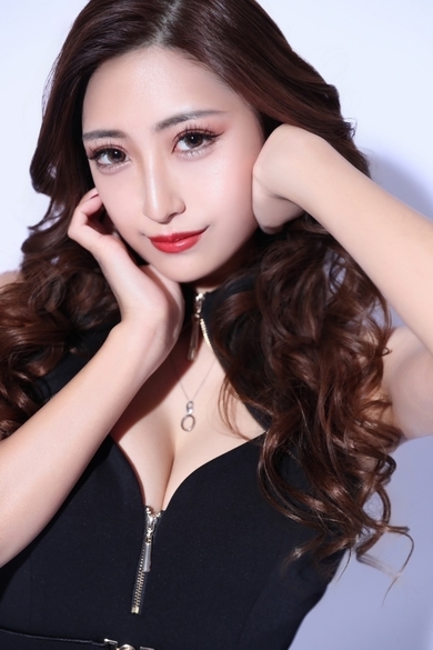 GLAMOROUS OVERの岡村 エリ