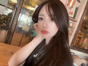 晴天の見慣れた青を眺める少年