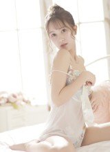 素肌に艶が増す、ランジェリーグラビア