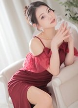 クールな美女がドレスショットでセクシーに魅せる