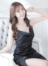 笑顔がキュートな美白キャスト