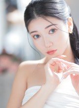 グラビア初撮り！ドレスで魅せる、透明感。