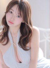 ふいに艶めく、上品ドレススタイル。