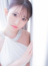 純白ドレスが映える。清楚美人