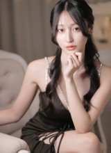 色白肌と黒ドレスの色気あるコントラスト