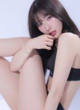 スラリ美脚が、しなやかに惹きつける。