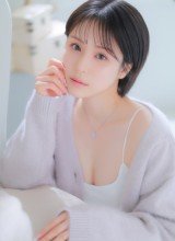 自然体の無防備な色っぽさに、目が離せない