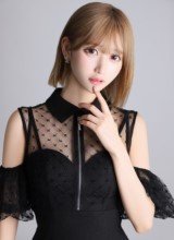 儚げで、心をほどく微笑み。