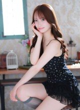 スラリと映える美脚に見惚れる、美肌美人！
