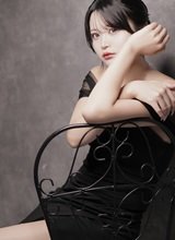 シックな装いで際立つ上品な美しさ