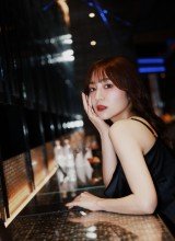 店内の灯りに、艶めく横顔。