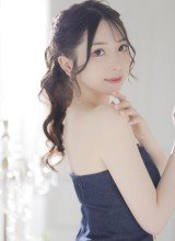 美肌が映える、上品なドレススタイル