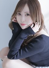 白肌に目を奪われる!透明感美女!